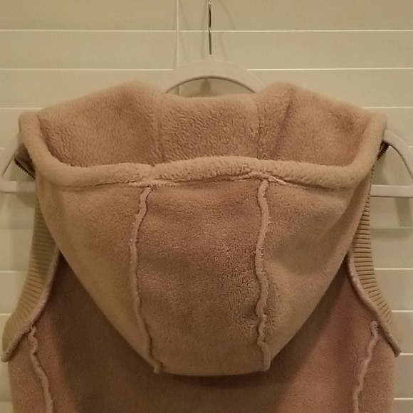 Teddy Vest with Hood 🐻 - Picture 5 of 7